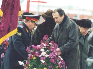Члены нового альянса с венком на политическую могилу А.Коржакова